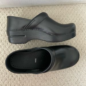 Dansko professional clogs size 7 WIDE (37 EU size)